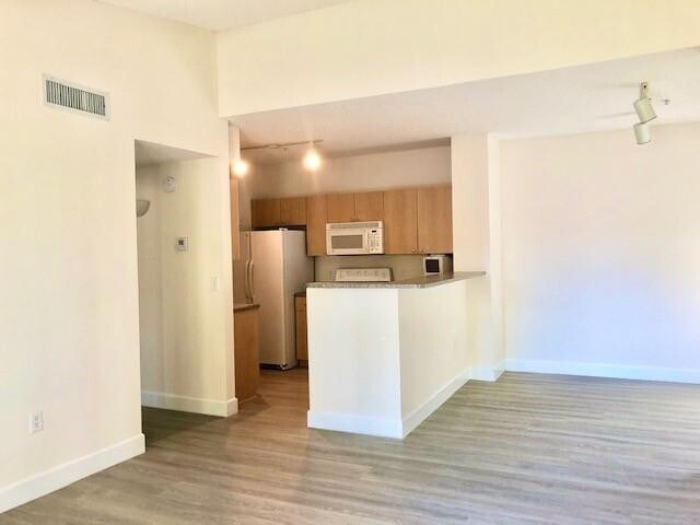 Building Photo - 8000 Nob Hl Rd