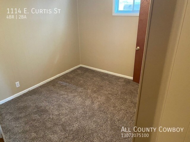 Building Photo - 4 Bed, 2 Bath, 1 Garage