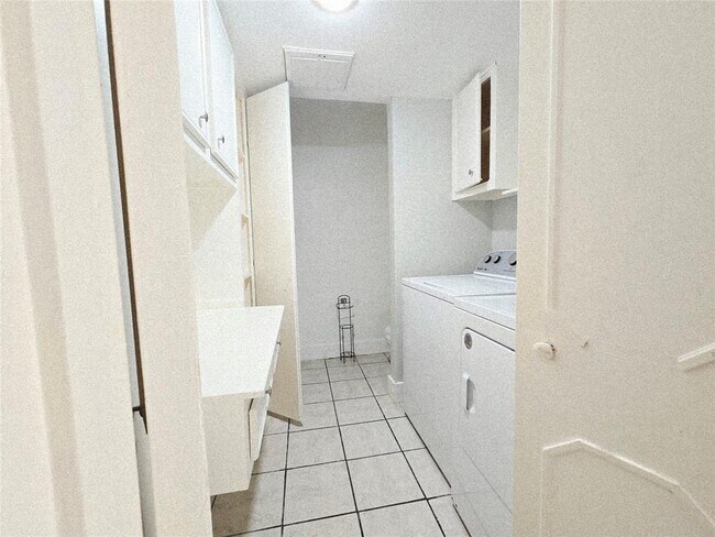 Building Photo - 12625 Newbrook Dr
