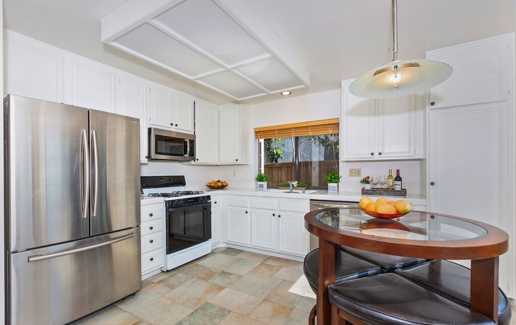 kitchen. furniture not included. picture taken before internal remodel. - 10734 Chinon Cir