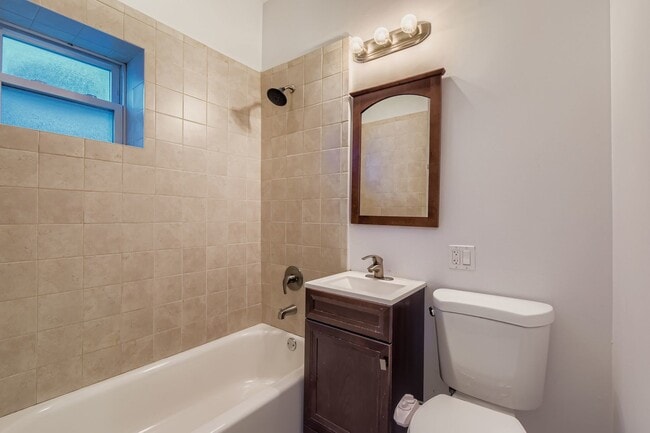 Building Photo - 2700 N Artesian Ave