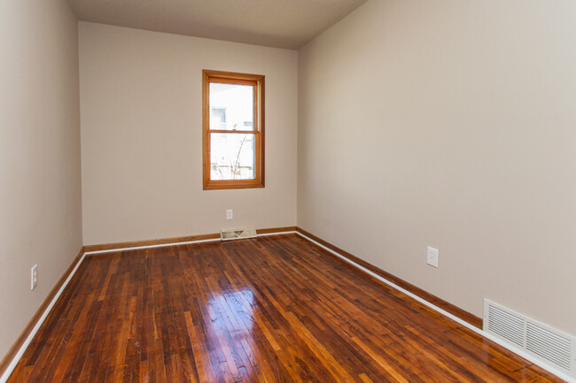 Building Photo - 4 Bedroom home fully fenced in back yard!