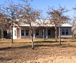 Building Photo - Great home in a country setting!