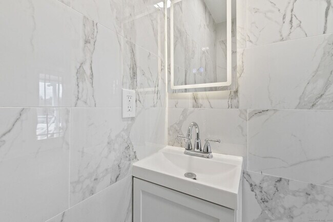 Building Photo - 19 Henry St