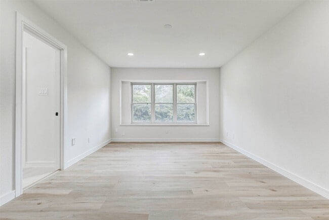 Building Photo - 9923 Emnora Ln