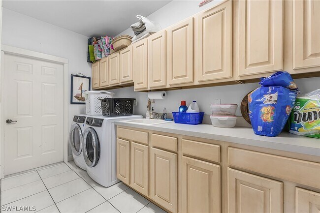 Building Photo - 2031 Teagarden Ln