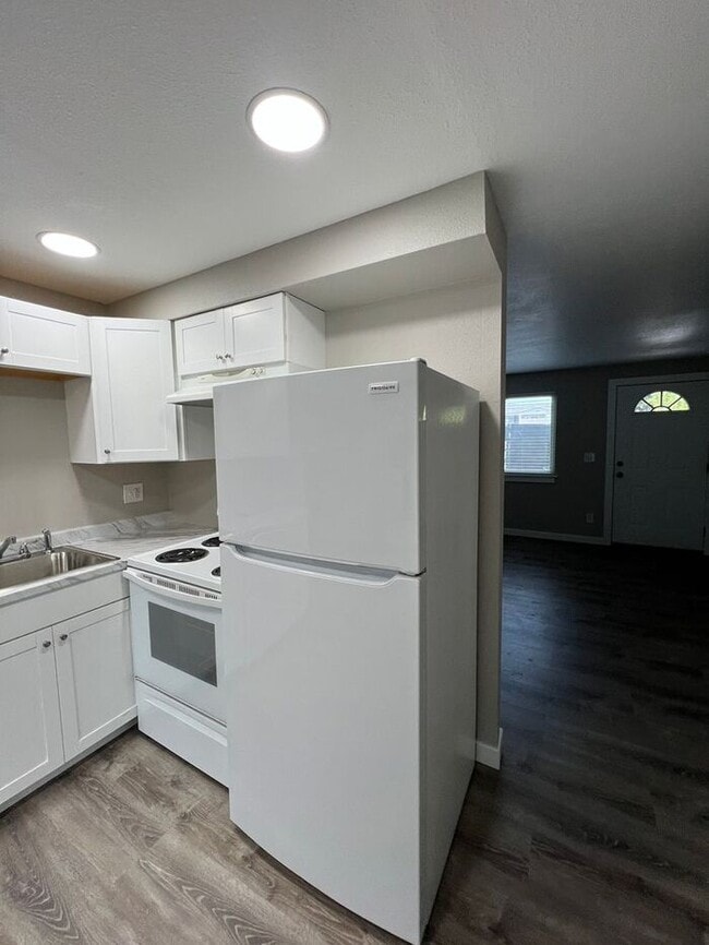 Building Photo - Updated 2BD/1BA Townhome- Move-In Ready Just in Time for Summer!