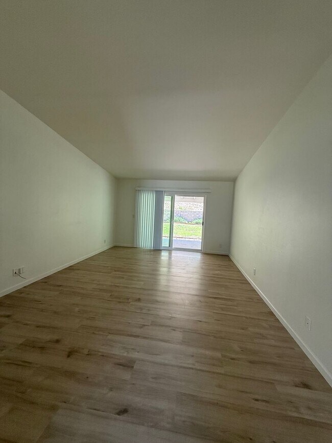 Building Photo - First Time rental in Central Simi Valley, 3 bed, 2 bath