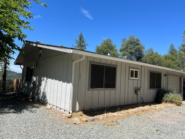 Building Photo - 2 bed Placerville duplex with garage