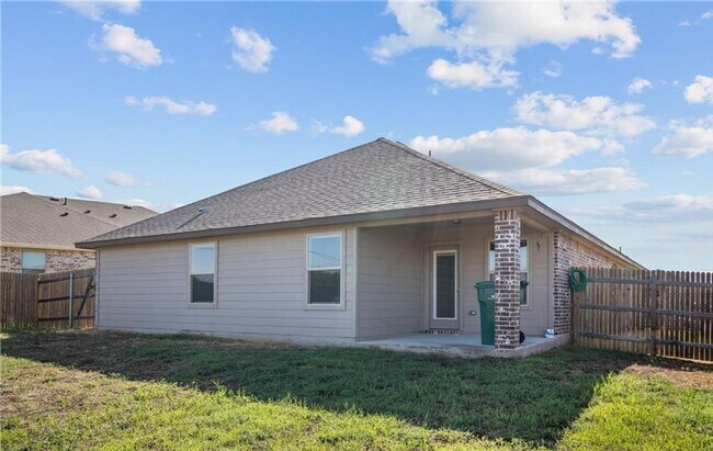 Building Photo - 4 bedroom 2 bathroom home!