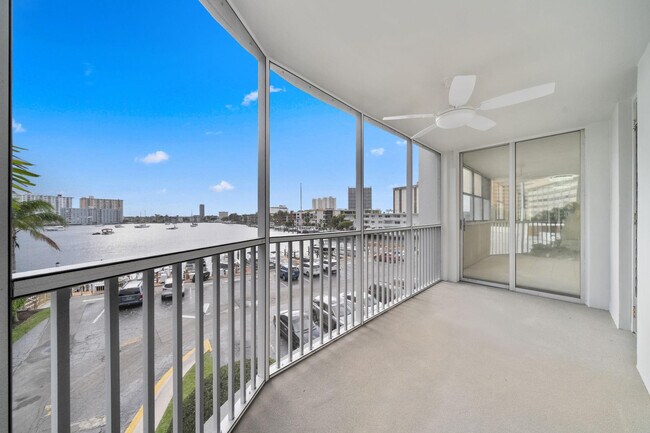 Building Photo - 100 Golden Isles Dr