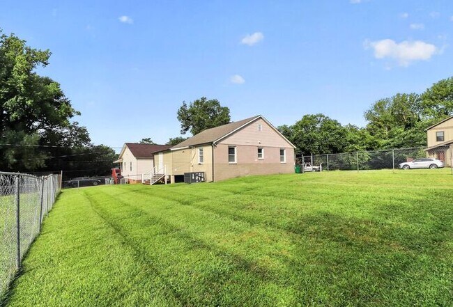 Building Photo - Charming 2BD/1BA Home Near Lakewood Park!