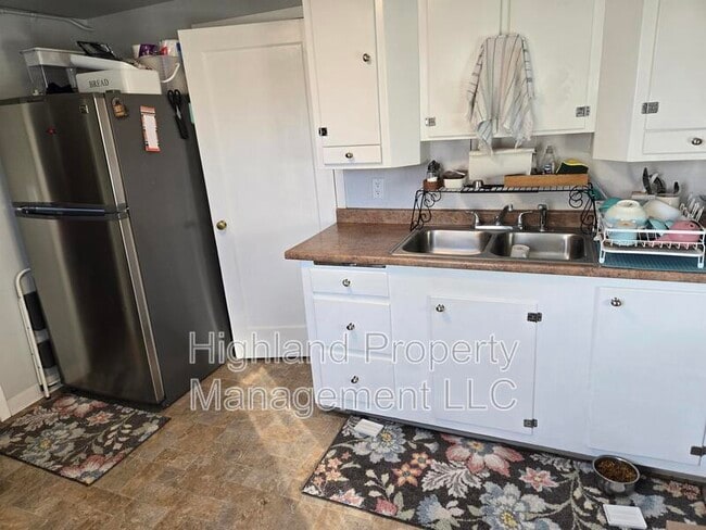 Building Photo - 1160 1/2 NE Lake St