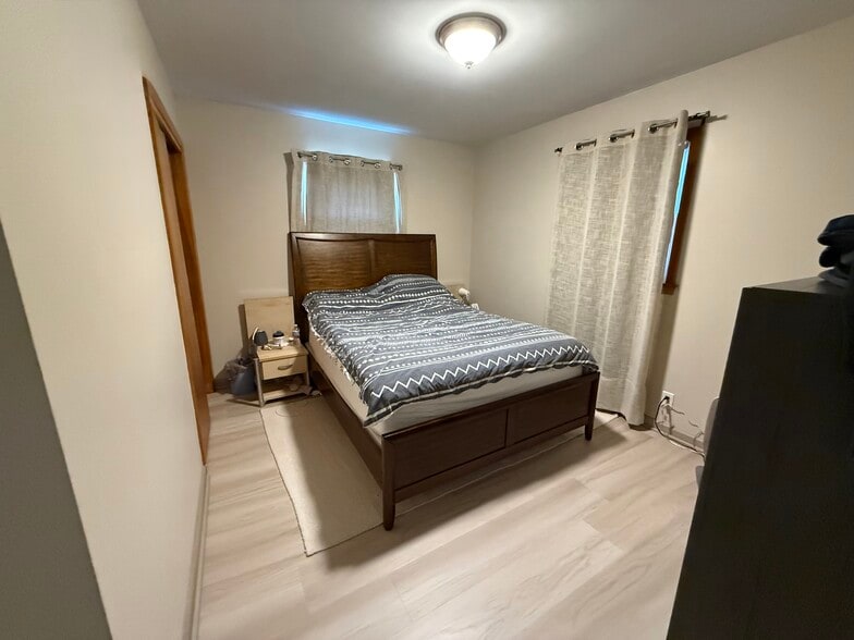 Building Photo - 536 S 74th St