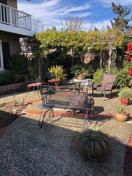 Front gated courtyard - 819 Rubis Dr