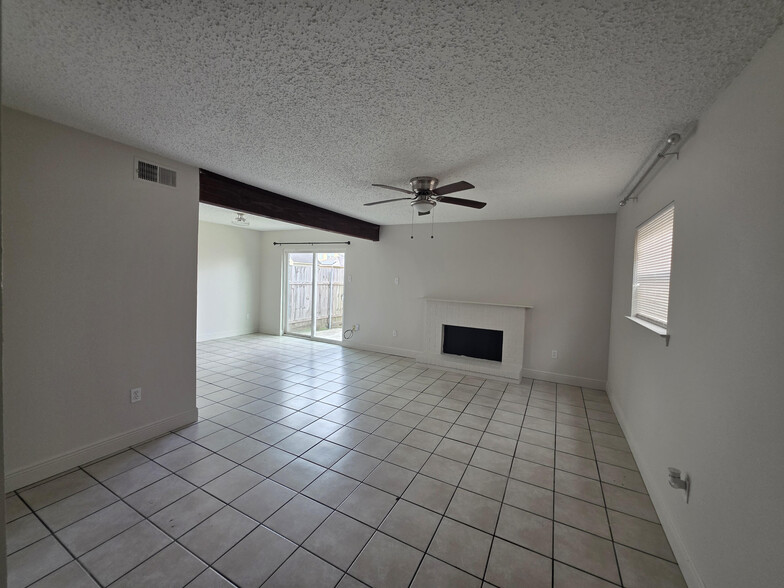 Building Photo - 46 Carriage Ln