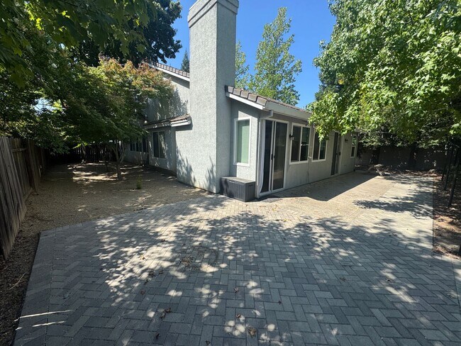 Building Photo - 108 Robinson Ct
