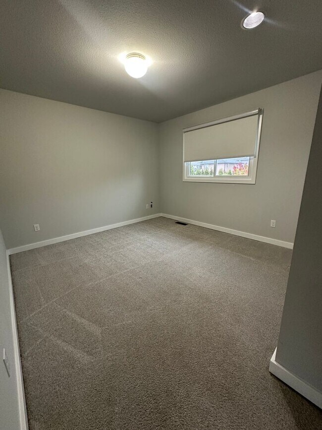 Building Photo - Beautiful 4 Bedroom 3 Bathroom Home in Everett!