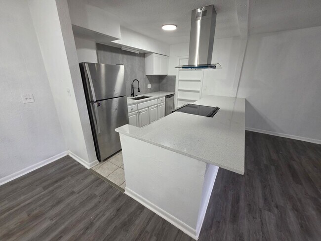 Building Photo - 5401 Russell Ave