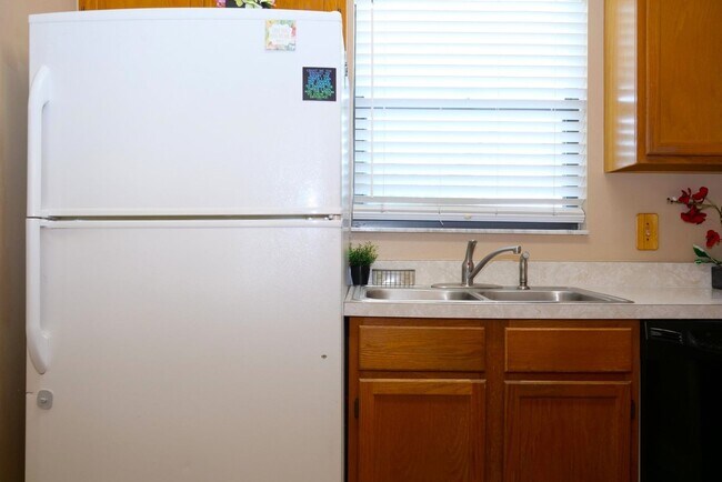 Building Photo - Spacious & Bright 2BD/1BA Home – Move-In R...