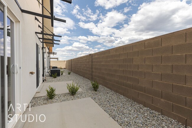 Building Photo - New Canyon Crest 3 Bedroom, 2.5 Bathroom T...