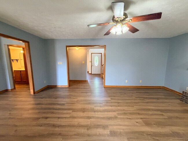 Building Photo - 705 Hummingbird Ln