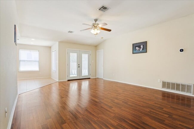 Building Photo - Charming 3/BR 2/BA One-Level Home in Round...