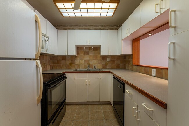 Building Photo - 5951 NE 14th Ln