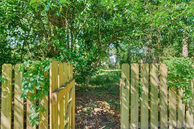 Building Photo - 3122 Village Park Dr