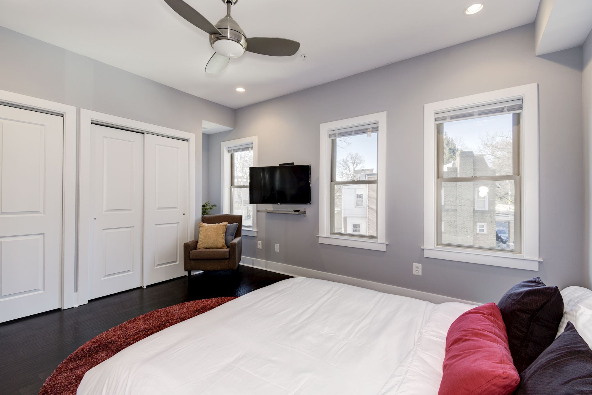 Building Photo - 2122 3rd St NE