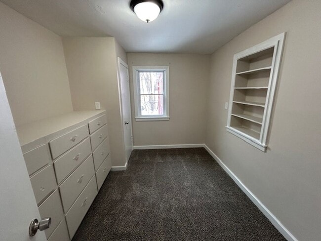 Building Photo - 5 Bed - 1.5 Bath Single Family Home in Lorain