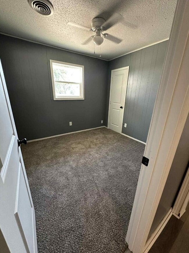 Building Photo - 1710 Parklane Dr