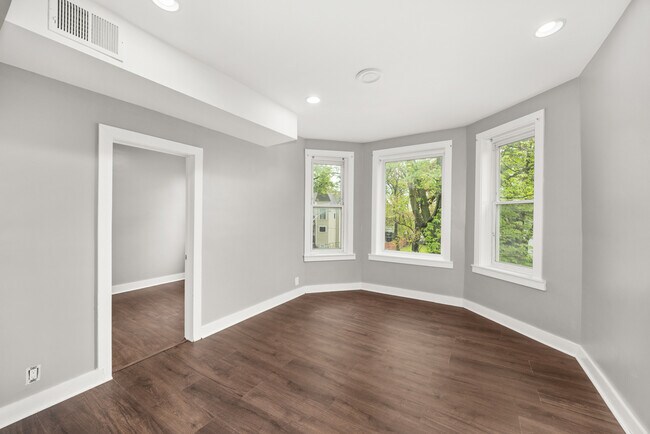 Building Photo - 6813 S St Lawrence Ave