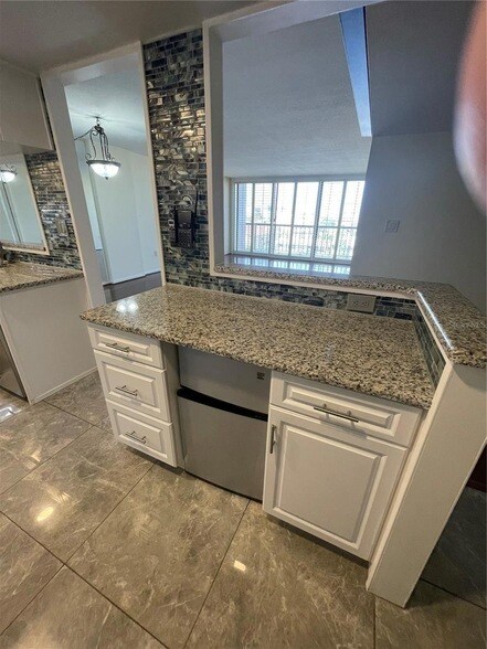 Building Photo - 400 Island Way