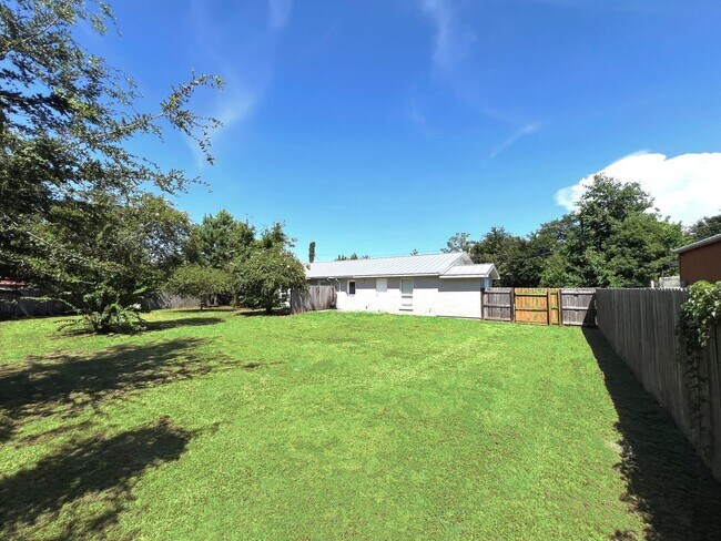 Building Photo - 3039 Headland Ave