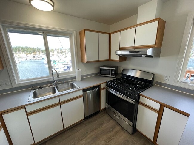 Building Photo - 2304 Skyline Way