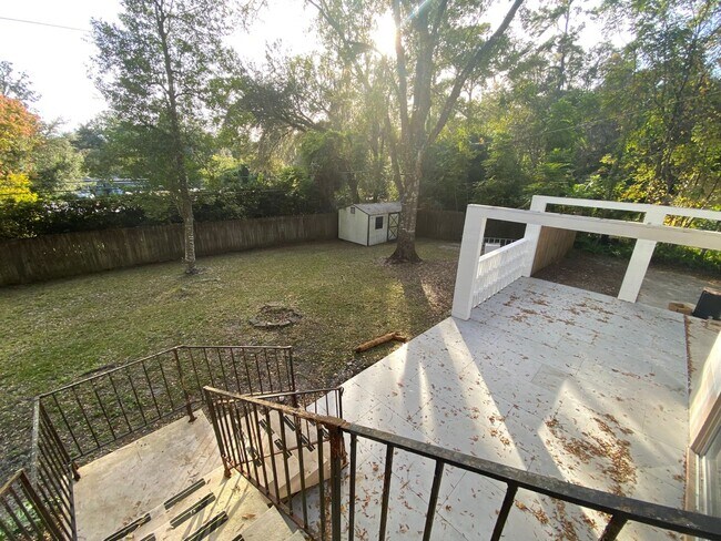Building Photo - Fully renovated with new appliances, 5 bed...