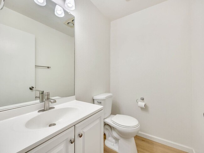 Building Photo - 1536 S Main Ave