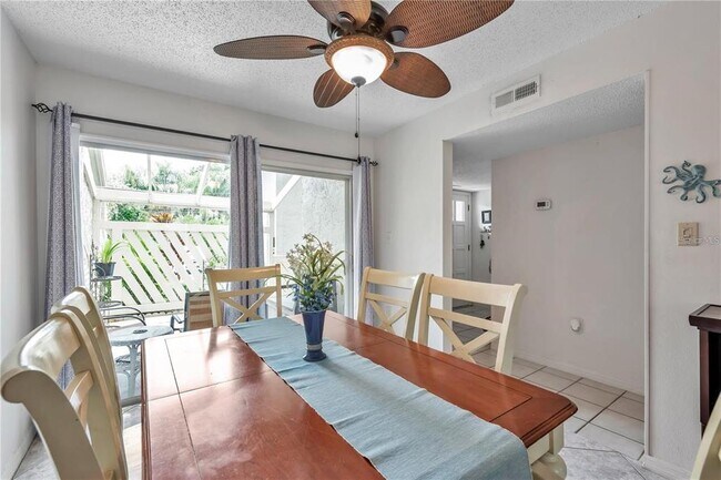 Building Photo - 425 Windrush Bay Dr