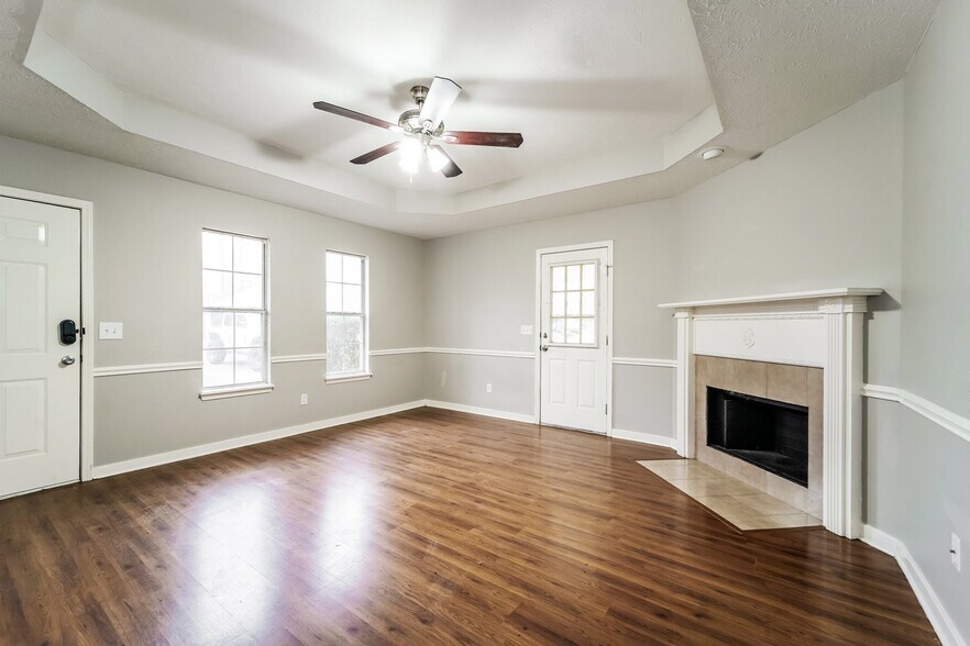 Building Photo - 2032 Red Oak Dr
