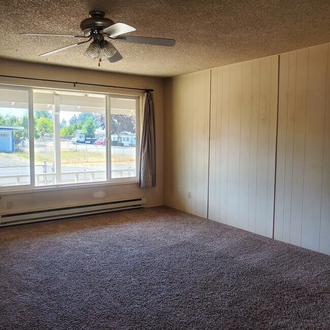 Building Photo - 206 E H St