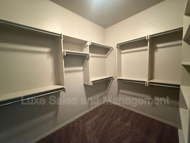 Building Photo - 2408 Alta Vista Ln
