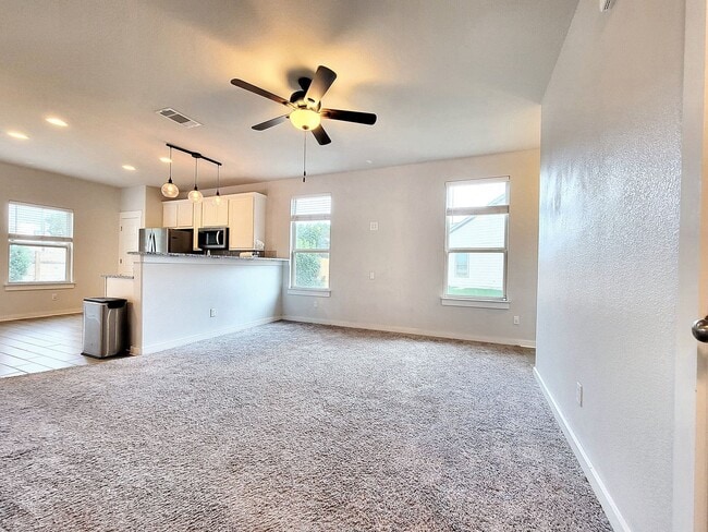 Building Photo - Comfortable One-Level 3BD/2BA with Natural...