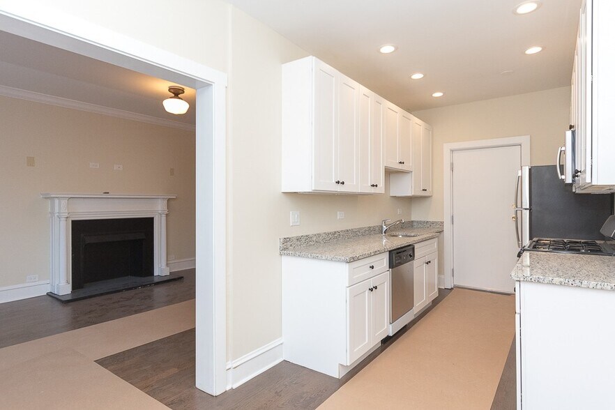 Building Photo - 1360 E 52nd St