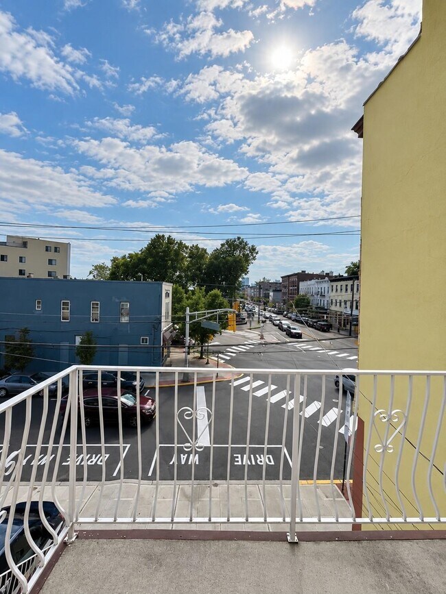 Building Photo - 612 3rd St