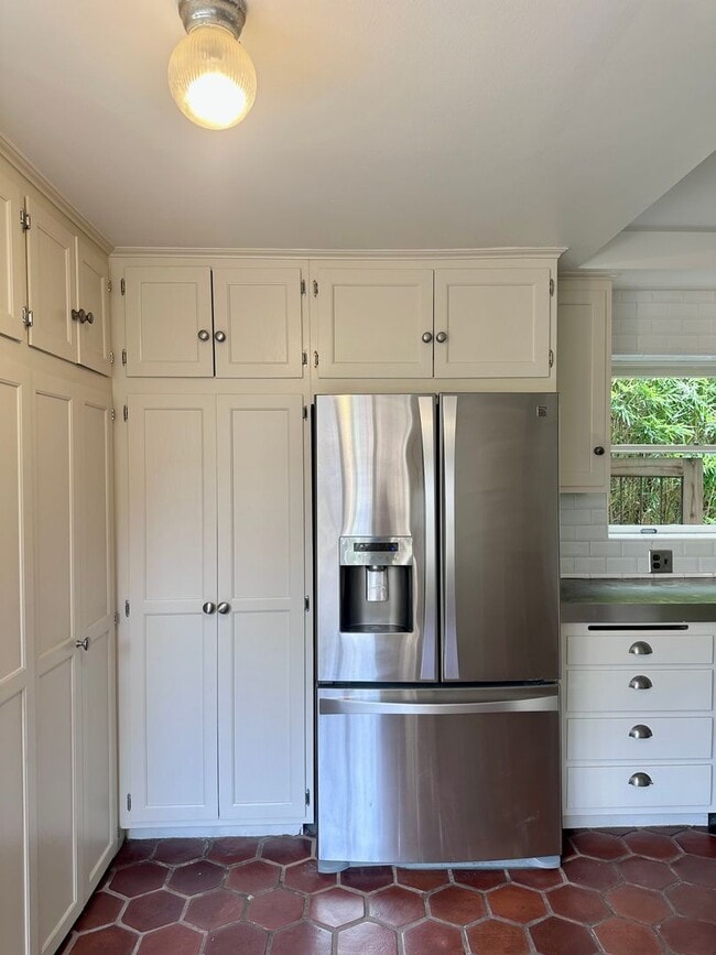 Building Photo - Meticulously Restored 1920s Craftsman on a Private, Hedged Lot | Pet Friendly!