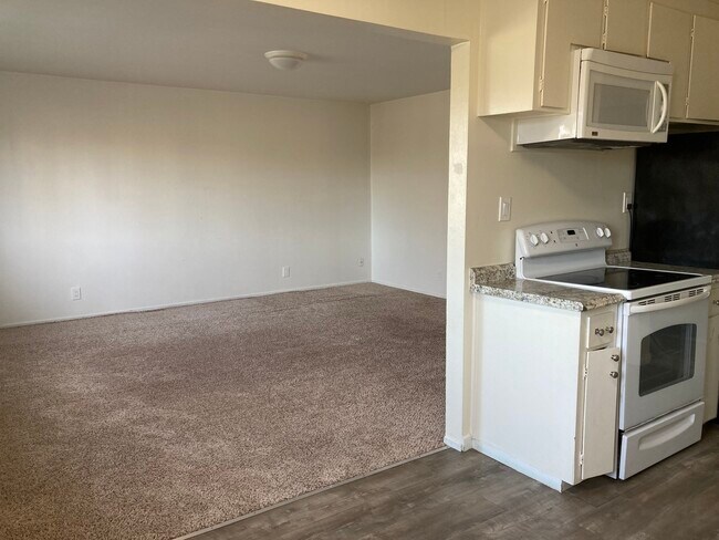 Building Photo - 1737 Ross Cir