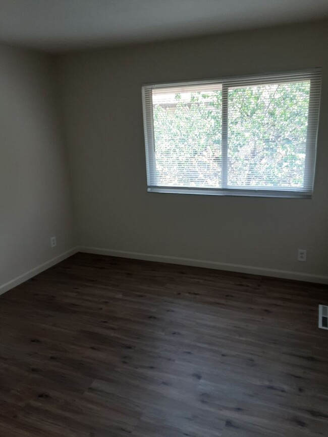 Building Photo - Big Bright 3-bedroom 2.5 bath Townhouse in...