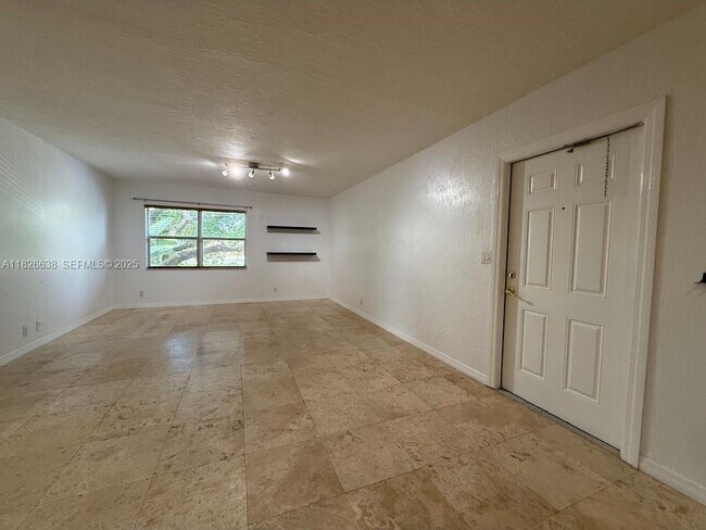 Building Photo - 530 NE 15th Ct