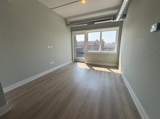 Building Photo - 943 W Belmont Ave